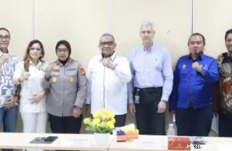 Wakil Menteri Ketenagakerjaan, Afriansyah Noor foto bersama perwakilan serikat pekerja dan manajemen PT Multistrada Arah Sarana Tbk usai pertemuan di Cikarang Timur, Bekasi, Jawa Barat, Selasa. (humas)