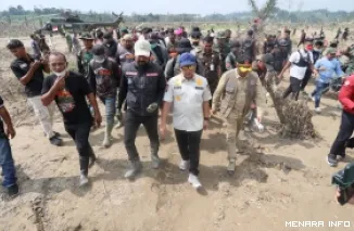 Ketua Satuan Tugas Percepatan Rehabilitasi dan Rekonstruksi (Satgas PRR) Pascabencana Sumatera, Muhammad Tito Karnavian meninjau lokasi terdampak bencana di Aceh. (humas)