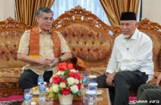 Gubernur Sumbar, Mahyeldi dialog dengan Menaker Yassierli di ruang VIP BIM, Kamis. Menaker akan gelar dua kegiatan selama kunjungan kerjanya ke Sumbar. (humas)
