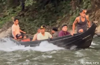 Wagub Sumbar, Vasko Ruseimy naiki sampan dan mengarungi derasnya arus sungai, saat menuju Nagari Sungai Lolo, Kecamatan Mapat Tunggul Selatan, Kabupaten Pasaman, Rabu. (humas)