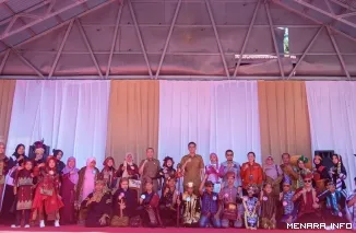 Wali Kota Sawahlunto, Riyanda Putra, foto bersama dengan peserta Lomba Fashion Show Budaya Nusantara tingkat Sekolah Luar Biasa (SLB) se-Kota Sawahlunto, Selasa. (humas)