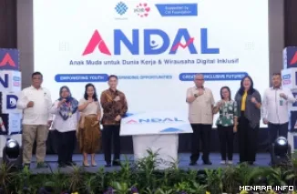 Sekretaris Jenderal Kemnaker, Cris Kuntadi foto bersama Kepala Pusat Pasar Kerja Kemnaker, R. Nurhidajat bersama Direktur SDM Huawei Indonesia Andhi Mufti usai penandatanganan MoU di Jakarta, Selasa. (humas)