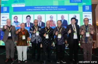 Wakil Menteri Ketenagakerjaan, Afriansyah Noor foto bersama usai jadi narasumber Indonesia Cloud and Datacenter Convention 2026 di Jakarta, Kamis. (humas)