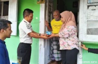 Kepala Rutan Padang Panjang Novri Abbas Menyerahkan Rendang Hasil Olahan Daging Kurban Kepada Warga Sekitar Rutan, Jumat ,(29/5/2026)