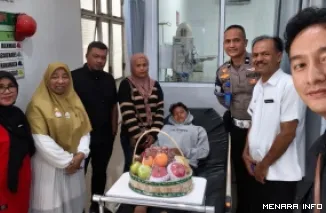 Korban kecelakaan Fadil bersama orang tua dan paramedic, usai menjalani pemeriksaan di RSUD M Natsir Solok. (humas)