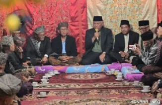 Gubernur Sumbar, Mahyeldi berikan sambutan pada prosesi Batagak Pangulu Zulhamdi Nova Candra IB, A.Md yang resmi menyandang gelar Datuak Nagari Labiah, di Nagari Guguak Panjang, Bukittinggi, Ahad. (humas)