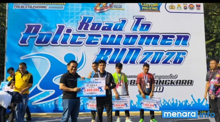 Kapolresta Padang Kombes Pol Apri Wibowo Menyerahkan Hadiah Kepada Juara Road to Police Women Run 2026 Kategori Putra, Minggu (7/6/2026)