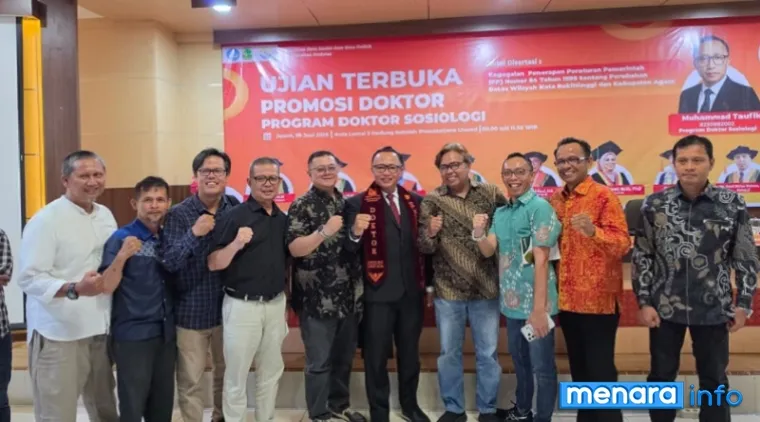 Promovendus Muhammad Taufik foto bersama dengan kolega usai Ujian Terbuka Disertasi (Promosi Doktor) Program Doktor Sosiologi FISP Unand, di ruang sidang Sekolah Pascasarjana Unand, Jumat.