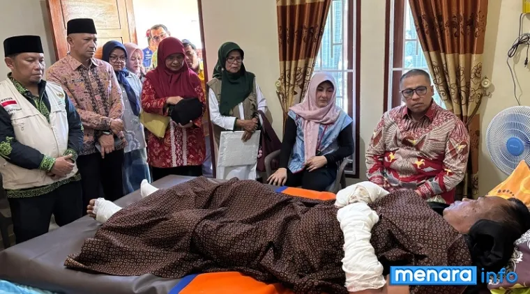 Wako Padang Panjang, Hendri Arnis simak pemaparan Kasimin terkait kebakaran yang menimpanya, saat dijenguk wali kota bersama rombongan, Kamis. (humas)
