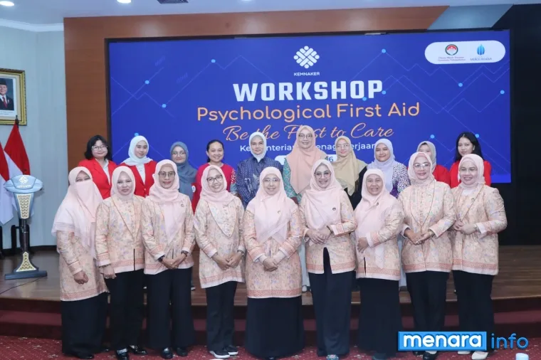 Penasihat I DWP Kemnaker, Sumarni Yassierli saat membuka Workshop Penguatan Kapasitas PFA atau bantuan psikologis awal yang digelar DWP Kementerian Ketenagakerjaan, Kamis. (humas)