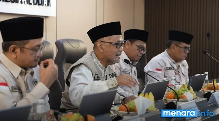 Menteri Haji dan Umrah Republik Indonesia, Mochamad Irfan Yusuf saat berikan arahan pada Exit Meeting Amirul Hajj 2026 yang digelar di Kantor Urusan Haji Jeddah, Sabtu (6/6/2026). (humas)