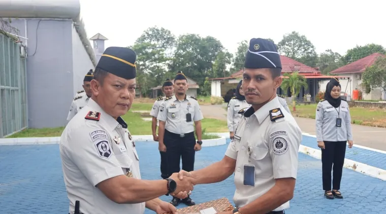 Ka Lapas Narkotika Tanjung Pinang Fauzi Harahap Menyerahkan Penghargaan Kepada Perwakilan Petugas yang Berhasil Menggagalkan Upaya Penyelundupan Narkoba, Senin (6/2026)