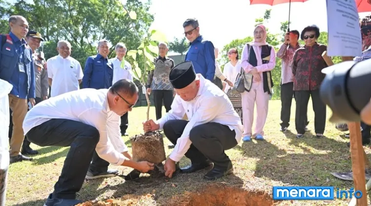 Gubernur Sumatera Barat, Mahyeldi bersama Biantiningsih Djiwandono dan Maryani Djojohadikusumo, lakukan penanaman Pohon Andalas di Kampus Universitas Andalas, Limau Manis, Padang, Jumat. (humas)