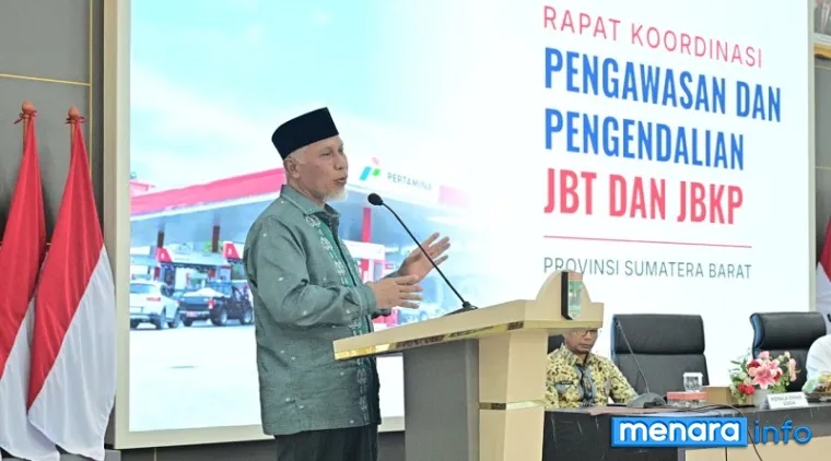 Gubernur Sumbar, Mahyeldi berikan arahan tentang pemicu kelangkaan BBM subsidi pada Rapat Koordinasi Pengendalian dan Pengawasan BBM non subsidi di Auditorium Gubernuran, Kamis. (humas)