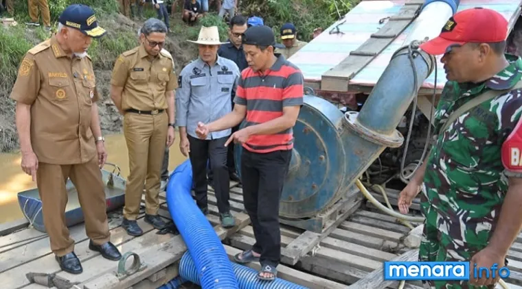 Gubernur Sumbar, Mahyeldi beserta jajaran, meninjau lokasi tambang emas ilegal di Kabupaten Sijunjung pascatertimbunnya pencari emas di kawasan itu. (humas)