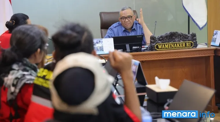 Wamenaker, Afriansyah Noor menerima audiensi perwakilan Konfederasi Persatuan Buruh Indonesia (KPBI) yang dipimpin Sekretaris Jenderal KPBI, Michael Oncom, di Jakarta, Kamis. (humas)