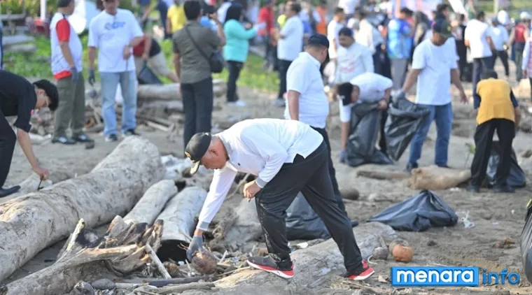 Gubernur Sumbar, Mahyeldi ikut memunguti sampah di Pantai Purus, pada kegiatan gotong royong (goro) massal serentak dalam Gerakan Indonesia Asri di kawasan Pantai Purus, Padang, Sabtu. (humas)