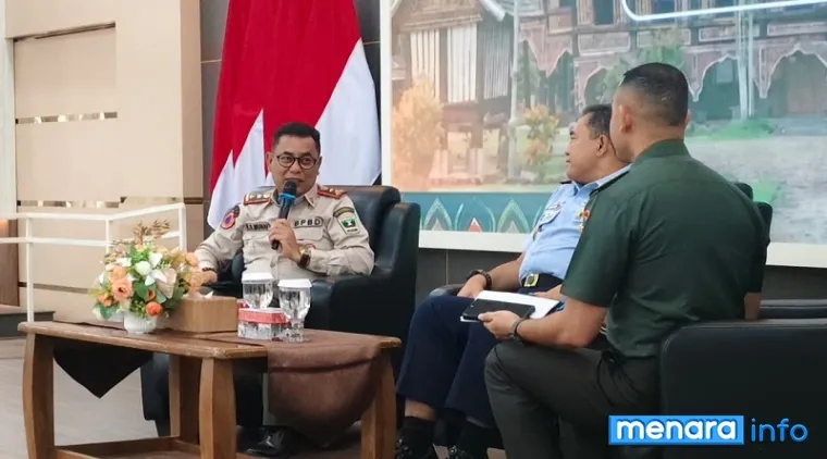 Kepala Pelaksana BPBD Sumbar, Era Sukma Munaf paparkan beragam bencana yang terjadi di Sumatera Barat serta dampaknya, pada kegiatan KKDN Pasis Dikreg Sesko TNI Tahun Ajaran 2026, di auditorium gubernuran Sumbar, Selasa. (humas)