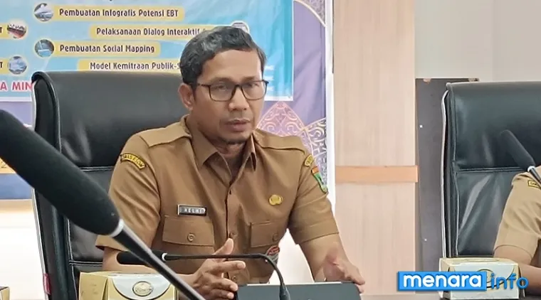 Kepala Dinas Energi dan Sumber Daya Mineral (ESDM) Sumbar, Helmi Heriyanto jelaskan teknis pemeriksaan STNK di SPBU dalam rangka pengawasan BBM subsidi, di Padang, Kamis. (humas)