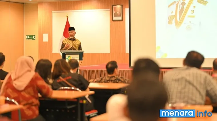 Gubernur Sumbar, Mahyeldi berikan sambutan pada kegiatan ASEAN CoE Program and Symposium: Minimal Invasive Colorectal Surgery di Auditorium Lantai IV Gedung Administrasi dan Instalasi Rawat Jalan RSUP Dr. M. Djamil Padang, Sabtu. (humas)