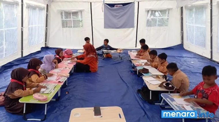 Siswa di daerah bencana, masih ada yang belajar di tenda. Jelang dimulainya tahun ajaran 2026/2027, Satgas PRR menargetkan tak ada lagi yang belajar di tenda. (humas)