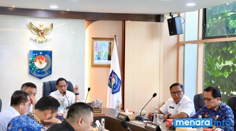 Ketua Satuan Tugas Percepatan Rehabilitasi dan Rekonstruksi (Satgas PRR) Pascabencana Sumatera, Muhammad Tito Karnavian saat memimpin rapat koordinasi dengan pemda secara hibrida di Jakarta, Rabu. (humas)
