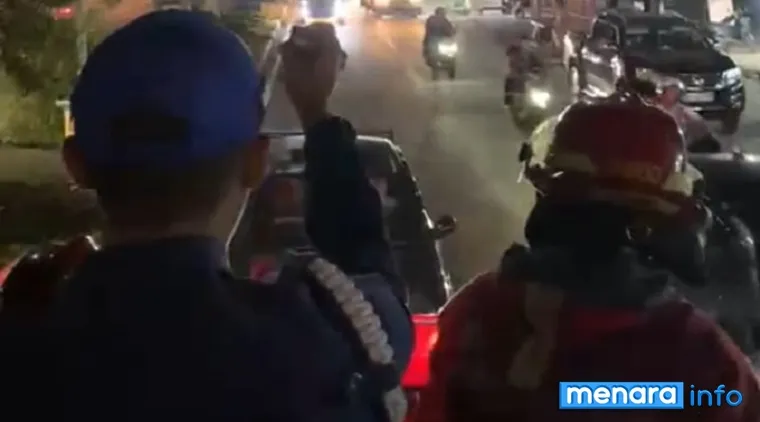 Personel Damkar yang bergerak menuju lokasi kebakaran di Komplek Puskud Kelurahan KPIK, terpaksa harus melawan arus agar tidak terlalu jauh mencari U Turn di ruas Jl Adinegoro, Padang. Dalam perjalanan, ditemukan pengendara yang tak mau memberi jalan. (hu