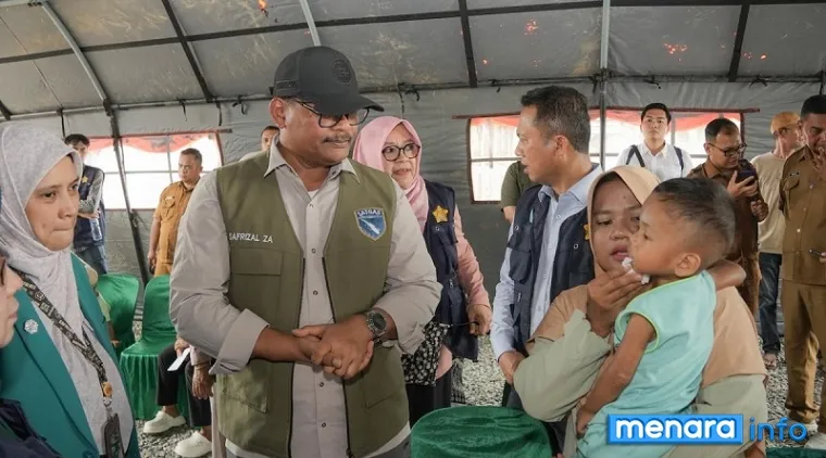 Ketua Posko wilayah PRR Aceh, Safrizal ZA saat meninjau pengabdian Fakultas Kedokteran USK di Huntara Aceh Tamiang. (humas)