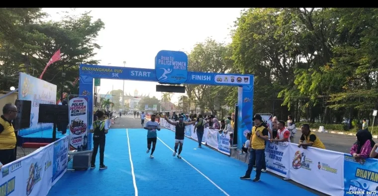 Peserta Road to Police Women Run Memasuki Garis Finish
