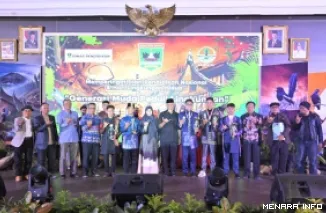 Gubernur Sumbar, Mahyeldi didampingi Harneli Bahar (Ketua TP PKK Sumbar) beserta jajaran, foto bersama dengan juri dan pemenang Lomba Video dan Lagu Pasan Buruang Antar SMA/SMK se-Sumbar Tahun 2026 di Auditorium Gubernuran Sumbar, Jumat malam. (humas)