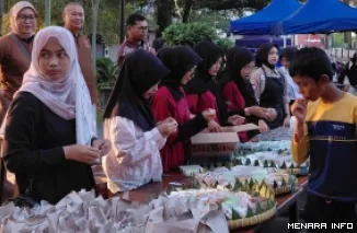Festival Kuliner Tradisional yang digelar di kawasan Jam Gadang, Kota Bukittinggi, Ahad. (humas)