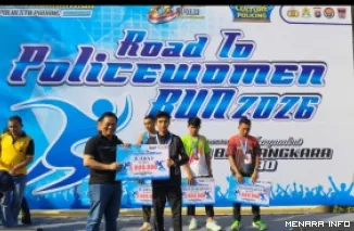 Kapolresta Padang Kombes Pol Apri Wibowo Menyerahkan Hadiah Kepada Juara Road to Police Women Run 2026 Kategori Putra, Minggu (7/6/2026)