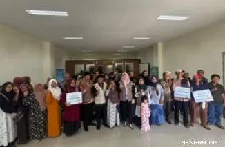 Ketua TP-PKK Padang Panjang, Maria Feronika Hendri bersama Novi Hendri (Ketua Baznas) dan jajaran, foto bersama dengan penerima manfaat, Kamis. (humas)