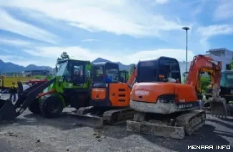 Deretan alat berat berbagai fungsi dan kegunaan, bersiap untuk bertugas di daerah bencana Pulau Sumatera. (humas)