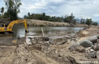 Alat berat tengah melakukan normalisasi sungai akibat banjir bandang akhir November 2025 lalu. (humas)
