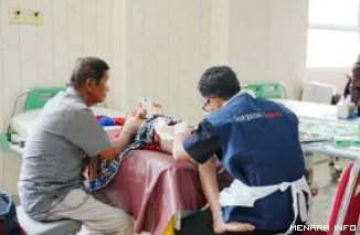 Tim medis dari RS Pendidikan Unand, melakukan khitan bagi warga penyintas bencana dan warga sekitar kampus, Rabu. Sebanyak 70 orang berhasil dikhitan di momen Dies Natalis ke-70 dan Lustrum ke-14 Universitas Andalas. (humas)