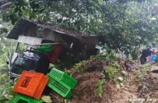 Mobil pikap jens L300, terseret material longsor saat melintas di ruas Jalan Padang-Painan tepatnya Km 16 RT 01 RW 02 Kelurahan Bungus Barat Kecamatan Bungus Teluk Kabung, sekitar pukul 17.30 WIB. (humas)