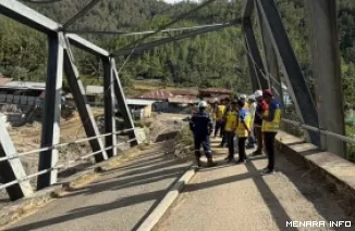 Kondisi jembatan rusak berat akibat banjir bandang yang melanda Sumatera. (humas)