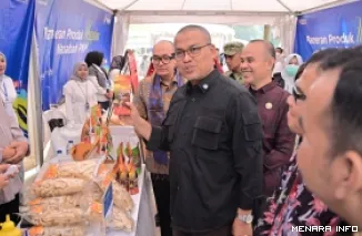 Sekdaprov Sumbar, Arry Yuswandi produk UMKM dari berbagai daerah di Sumbar, pada agenda Pengembangan Kapasitas Usaha (PKU) Akbar 2026 di Convention Hall Alahan Panjang, Kabupaten Solok, Sabtu. (humas)