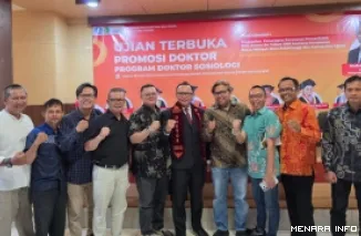 Promovendus Muhammad Taufik foto bersama dengan kolega usai Ujian Terbuka Disertasi (Promosi Doktor) Program Doktor Sosiologi FISP Unand, di ruang sidang Sekolah Pascasarjana Unand, Jumat.