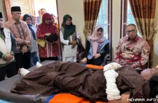 Wako Padang Panjang, Hendri Arnis simak pemaparan Kasimin terkait kebakaran yang menimpanya, saat dijenguk wali kota bersama rombongan, Kamis. (humas)