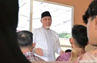Gubernur Sumbar, Mahyeldi jelaskan strategi penyelesaian berbagai persoalan menonjol di Sumbar, saat dialog bersama aktivis berbagai kampus di Sreca Coffee Eatery, Padang, Jumat. (humas)