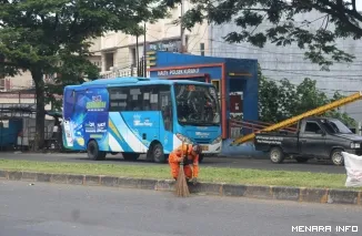 Salah Seorang Tenaga Kebersihan DLH Padang (*)