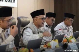 Menteri Haji dan Umrah Republik Indonesia, Mochamad Irfan Yusuf saat berikan arahan pada Exit Meeting Amirul Hajj 2026 yang digelar di Kantor Urusan Haji Jeddah, Sabtu (6/6/2026). (humas)