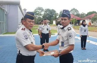 Ka Lapas Narkotika Tanjung Pinang Fauzi Harahap Menyerahkan Penghargaan Kepada Perwakilan Petugas yang Berhasil Menggagalkan Upaya Penyelundupan Narkoba, Senin (6/2026)