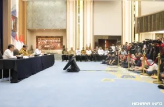 Menteri Koordinator Bidang Perekonomian Airlangga Hartarto dalam konferensi pers di Kantor Kementerian Koordinator Bidang Perekonomian, Jakarta, Senin yang turut dihadiri Menaker,  Yassierli dan Menhub Dudy Purwagandhi. (humas)