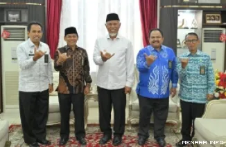 Gubernur Sumbar, Mahyeldi foto bersama dengan Nur Khazim yang pamit setelah menyelesaikan masa tugas sebagai Ketua Pengadilan Tinggi Agama Padang untuk kemudian mengemban amanah serupa di Palembang, Jumat. (humas)