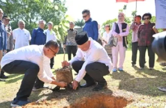 Gubernur Sumatera Barat, Mahyeldi bersama Biantiningsih Djiwandono dan Maryani Djojohadikusumo, lakukan penanaman Pohon Andalas di Kampus Universitas Andalas, Limau Manis, Padang, Jumat. (humas)
