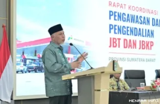 Gubernur Sumbar, Mahyeldi berikan arahan tentang pemicu kelangkaan BBM subsidi pada Rapat Koordinasi Pengendalian dan Pengawasan BBM non subsidi di Auditorium Gubernuran, Kamis. (humas)