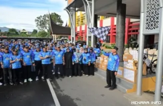 Gubernur Sumbar, Mahyeldi mengibarkan bendera start sebagai pertanda dimulainya kegiatan jalan pagi bersama yang digelar KORPRI Unit Sekretariat Daerah Provinsi Sumbar, Rabu pagi. (humas)